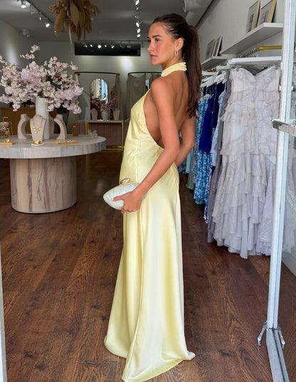 ZEYNEP | Elegante vestido largo de satén con escote halter