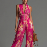 Nicole | Mono de chifón plisado con estampado floral fucsia