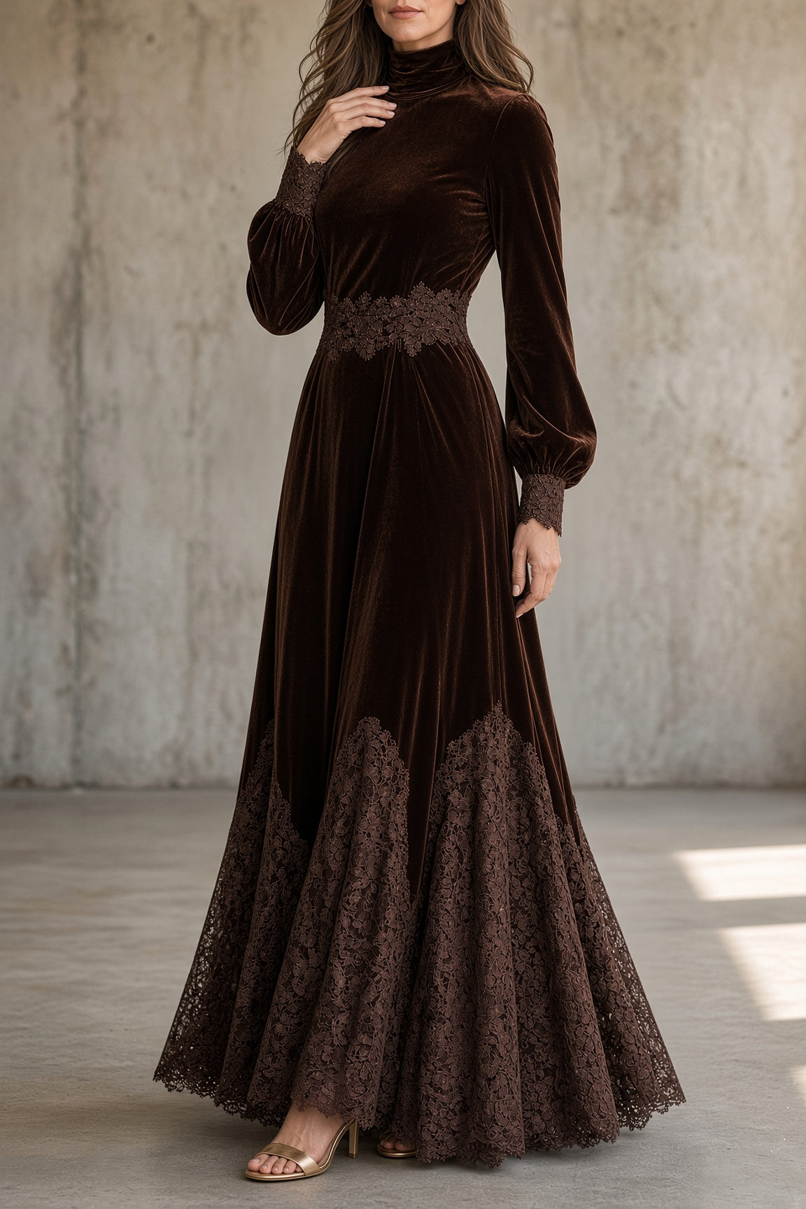 Mónica – Vestido largo de terciopelo con detalles de encaje