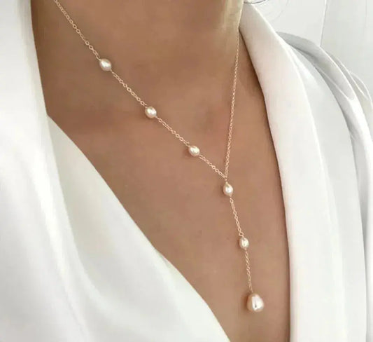 Collar vintage elegante con colgante y perlas